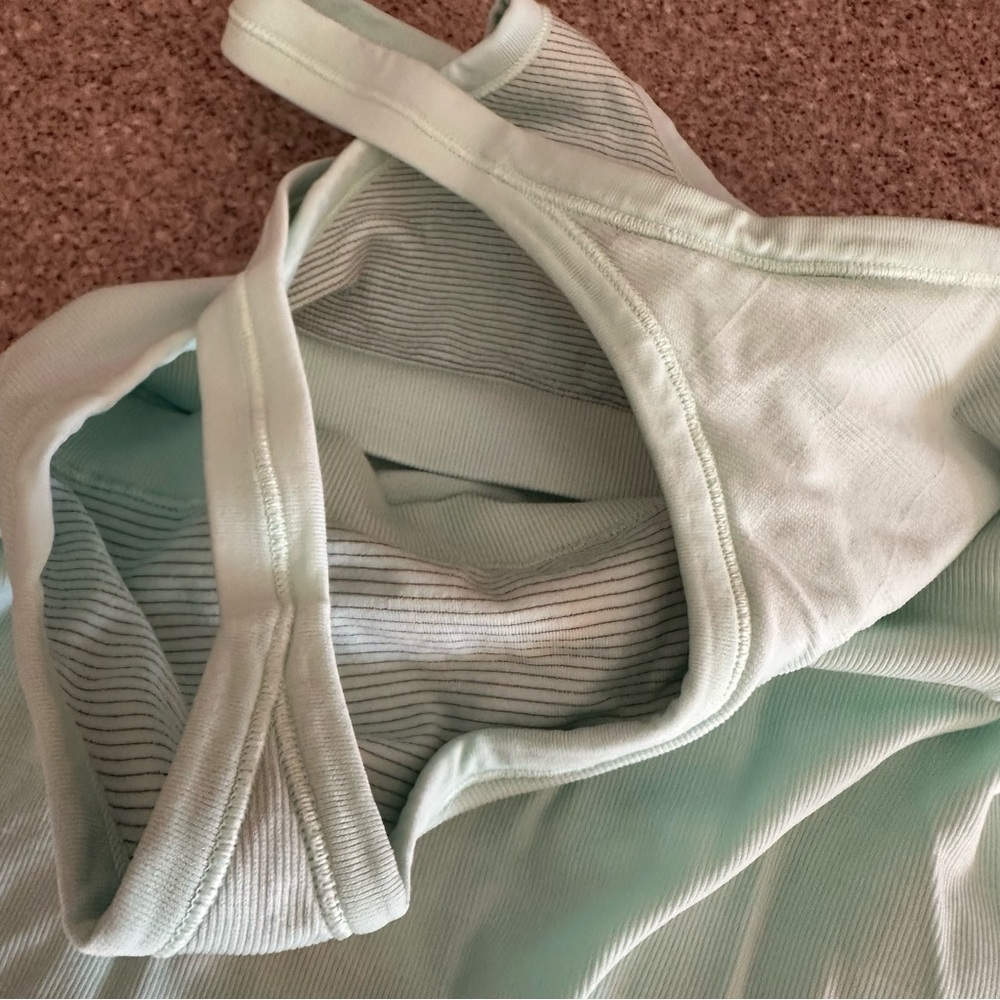 Lululemon RARE and in excellent condition women’s 4 Ebb to Street - Picture 2 of 4